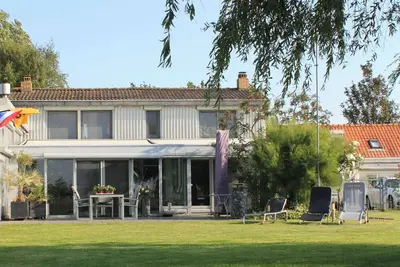 La maison confortable avec jardin d'hiver est à 200 m de la mer