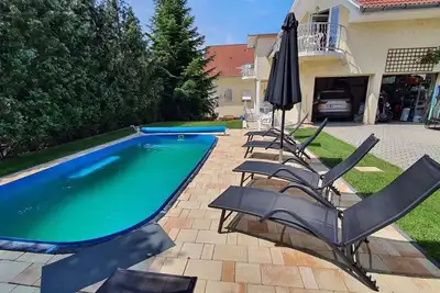Image de Studio avec aire de jeux et un balcon pour enfants