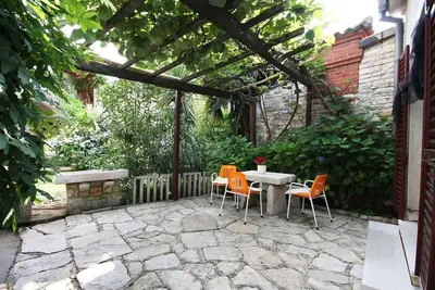Image de Bungalow avec terrasse et barbecue