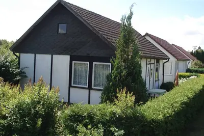 Image de Bungalow avec terrasse et jardin
