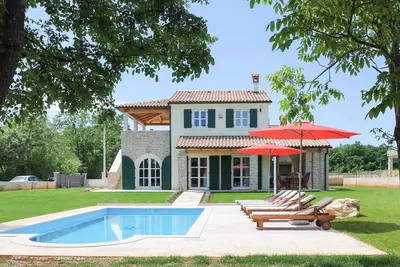 Image de Maison de vacances avec piscine en plein air et barbecue