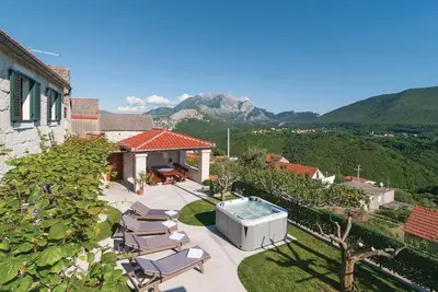 Image de Superbe maison Ă Podgrade avec cuisine