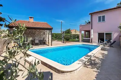 Image de Superbe maison à Pula avec jacuzzi