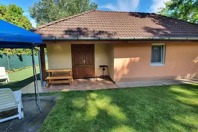 Image de Appartement de vacances avec climatisation et pavillon de jardin