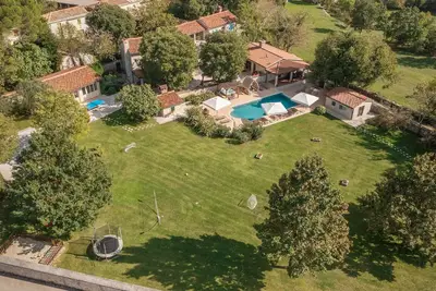Image de Superbe maison Ă Tinjan avec jacuzzi