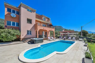Image de Belle maison Ă Kastel Luksic avec.