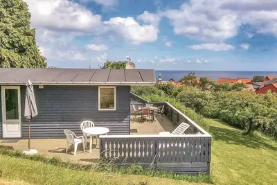 Image de Cette maison de vacances très confortable se trouve dans la ville idyllique de Gudhjem.