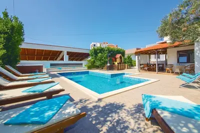 Image de Maison confortable à Okrug Gornji avec.