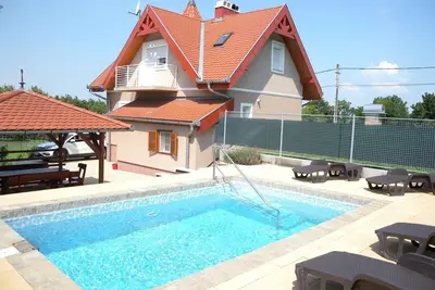 Image de Maison de vacances avec vue panoramique et piscine