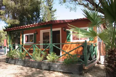 Image de Bungalow Avec terrasse et piscine