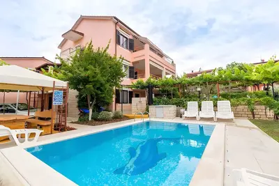 Image de Appartement de vacances avec piscine et jardin à usage partagé