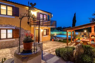 Image de Maison de vacances avec piscine, gazebo et des balançoires pour enfants