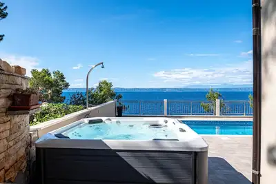 Image de Belle maison Ă Prigradica avec jacuzzi