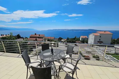 Image de Appartement de vacances avec balcon et vue mer panoramique, climatisation et WiFi
