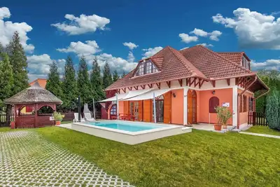 Image de Maison de vacances avec piscine extérieure et climatisation