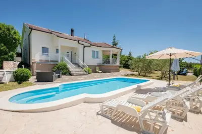Image de Superbe maison de 4 chambres à Vinjani.