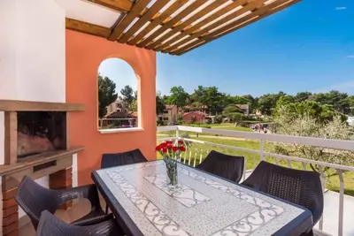 Image de Appartement de vacances avec une piscine extérieure sur place