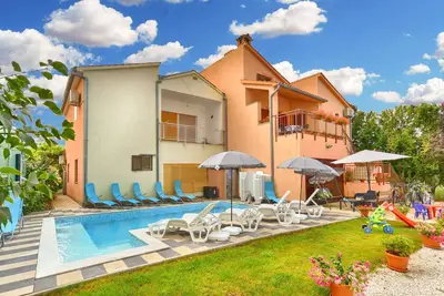Image de Appartement de vacances avec piscine commune et climatisation