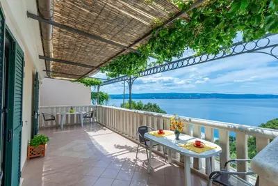 Bel appartement à Omis avec WiFi