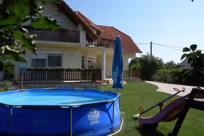 Image de Appartement de vacances avec une piscine extérieure et de la climatisation