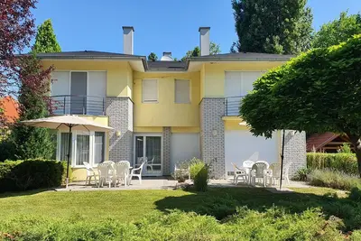 Image de Maison de vacances à seulement 80 m de la plage privée, avec un petit bateau et la climatisation.