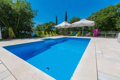 Image de Studio avec piscine et vue sur la mer