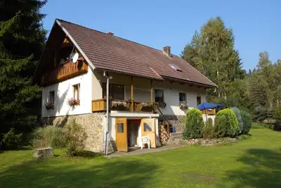 Image de Maison de vacances avec poêle en faïence et jardin avec possibilité de barbecue près du court de tennis.