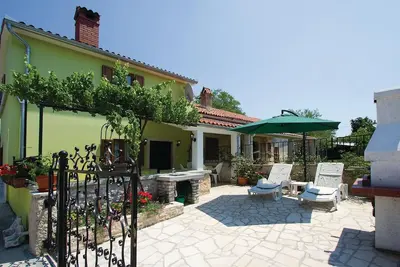 Belle maison de 2 chambres à Belavici