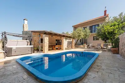 Image de Superbe maison à Betina avec jacuzzi