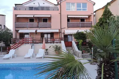 Image de Studio avec balcon donnant sur la mer