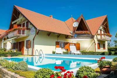 Image de Appartement de vacances près du lac, avec piscine