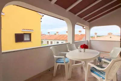 Image de Appartement de vacances avec un joli balcon et mobilier de jardin