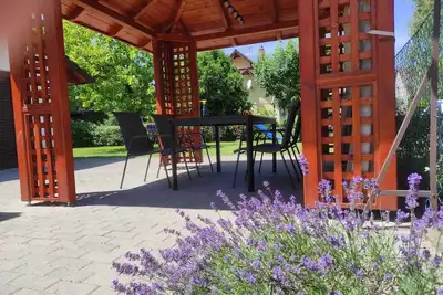 Image de Maison de vacances avec machine à laver et pavillon de jardin