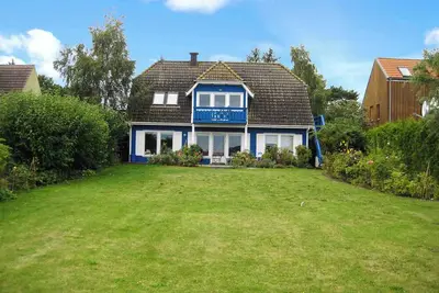 Image de Appartement de vacances avec balcon, vue sur l'eau et le jardin