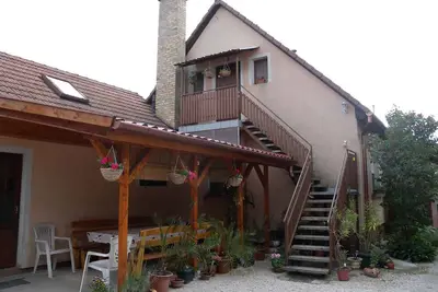Appartement de vacances avec balançoires, bac à sable et pataugeoire