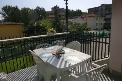 Image de Appartement de vacances avec climatisation, balcon et piscine