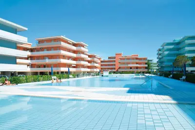 Image de Appartement de vacances avec climatisation, balcon et piscine