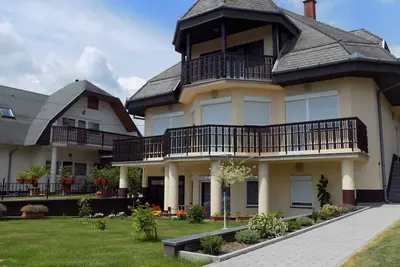 Image de Appartement de vacances avec bac Ă sable, aire de jeux pour enfants et pataugeoire
