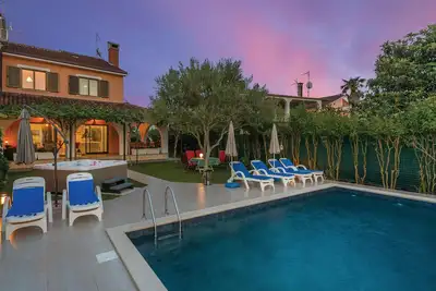 Image de Superbe maison à Umag avec jacuzzi