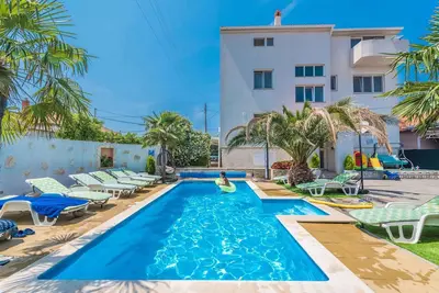 Image de Studio avec climatisation et piscine