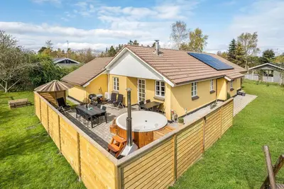 Image de Belle maison à Glesborg avec sauna
