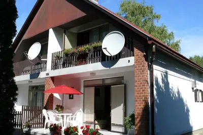 Image de Maison de vacances avec climatisation, terrasse, jardin et meubles de jardin