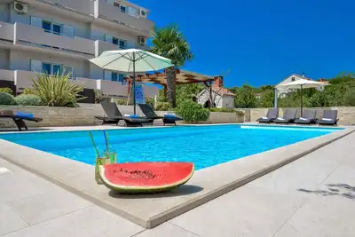 Image de Appartement de vacances avec aire de jeux pour enfants et piscine