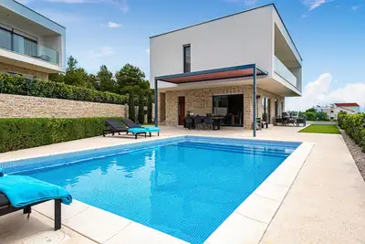 Image de Belle maison Ă Tribunj avec jacuzzi