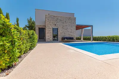 Image de Belle maison Ă Tribunj avec jacuzzi