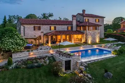 Image de Belle maison Ă Tinjan avec jacuzzi