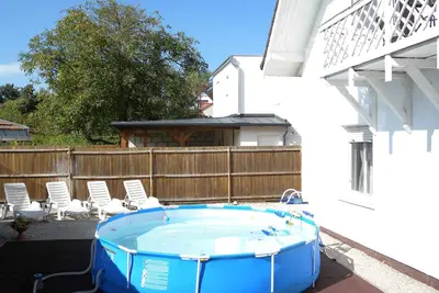 Image de Appartement de vacances avec table de ping pong et piscine