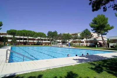 Image de Appartement de vacances avec climatisation, balcon et piscine