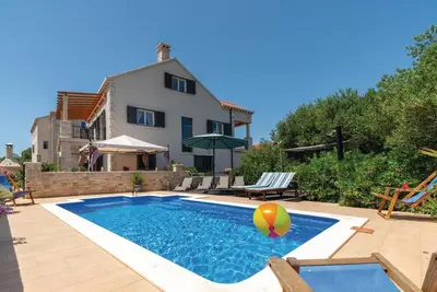 Image de Belle maison à Lumbarda avec jacuzzi