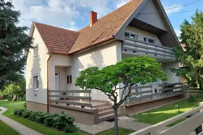 Image de Appartement de vacances avec climatisation, balcon et jardin avec mobilier de jardin
